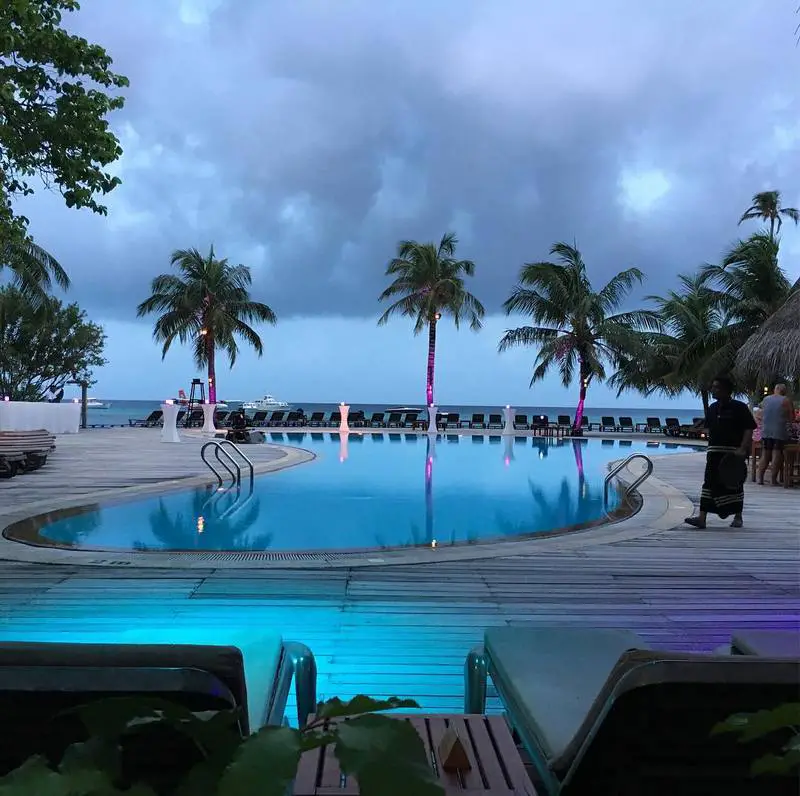kuredu-island-resort-pool-maldives