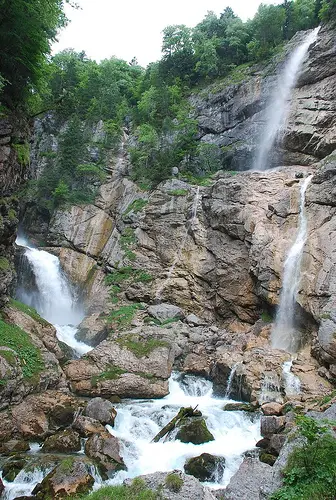 hiking-trails-with-waterfall-in-austria