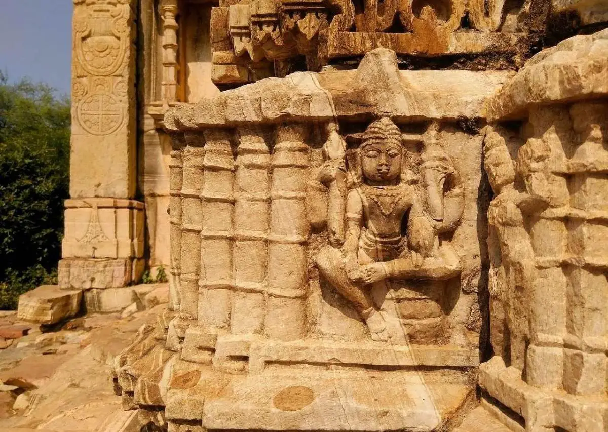 Image of Vishnu carved into structure.