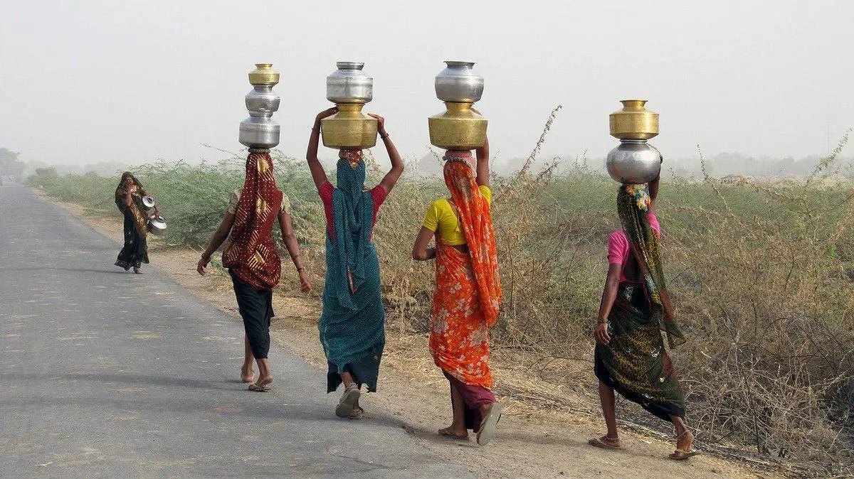 Women in saris walking