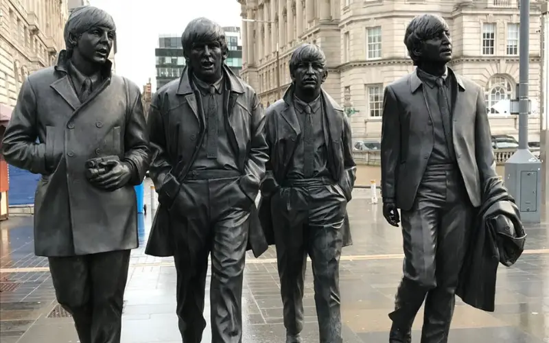 liverpool statues