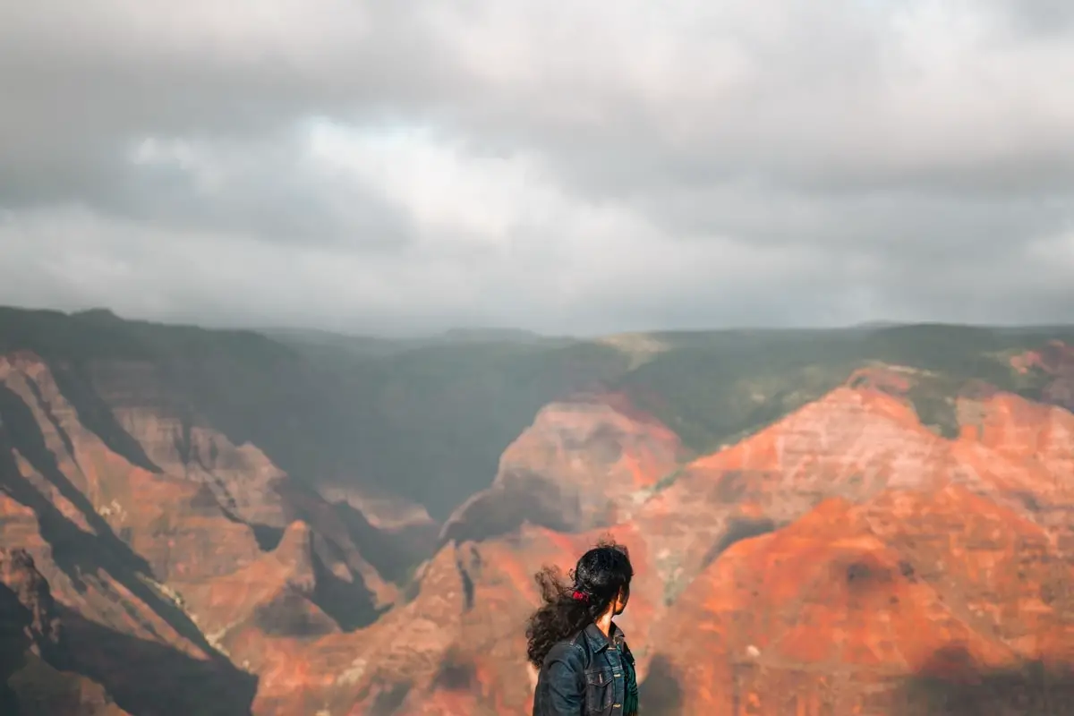 woman-standing-on-the-peak-of-waimea-canyon