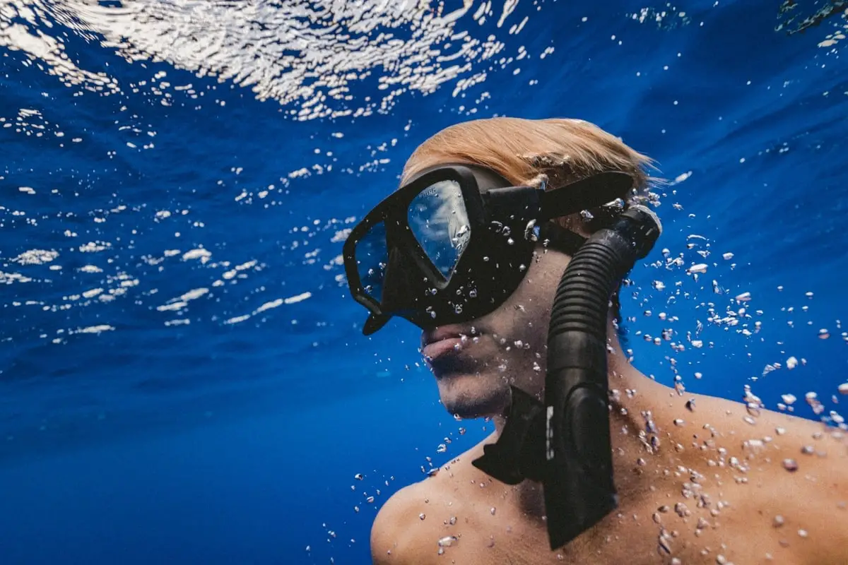 Guy using scuba mask and snorkel underwater