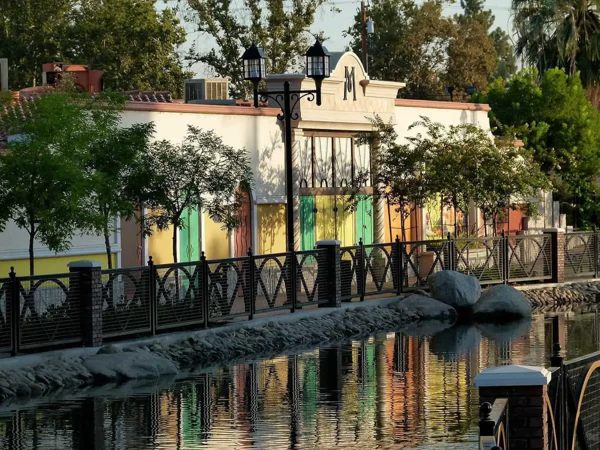 colourful-building-next-to-canal-in-bakersfield-california