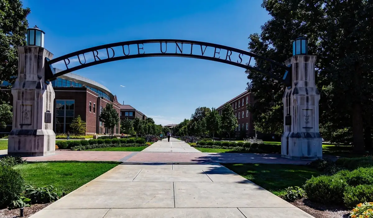 front-archway-of-purdue-university-indiana
