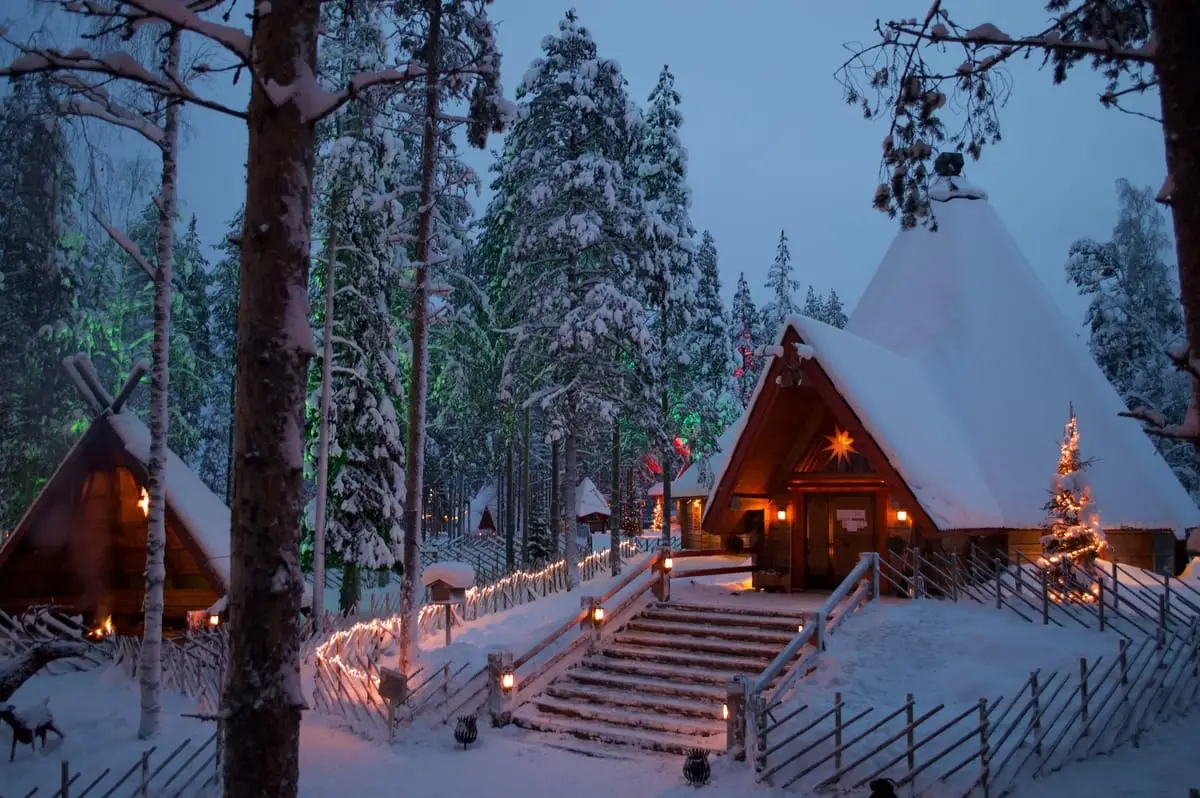 small-houses-in-santas-village-in-finland-covered-in-snow